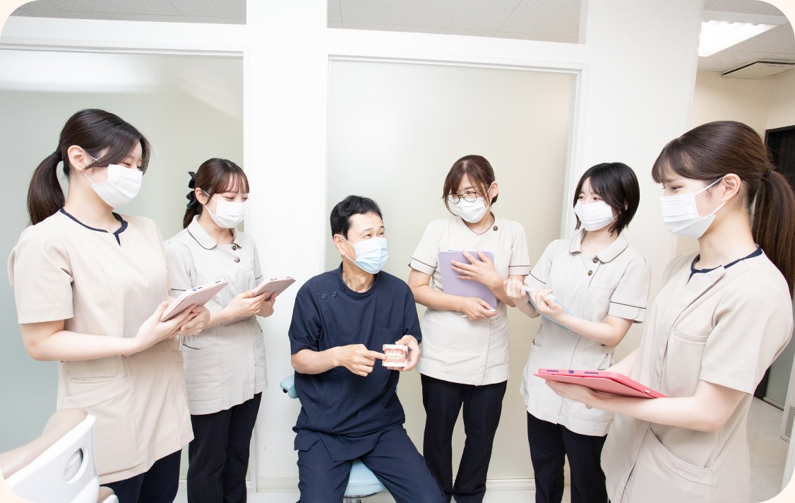 打ち合わせをする歯科医師と歯科衛生士