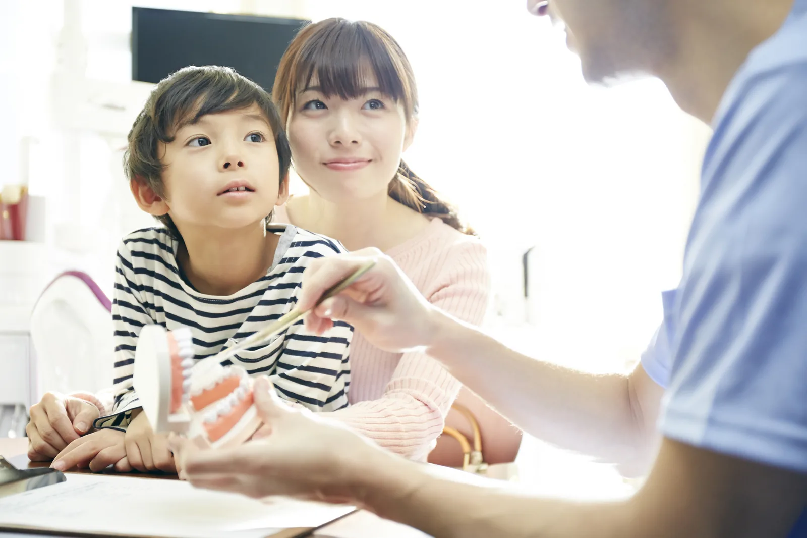 親子で歯科の説明を受ける様子（イメージ）