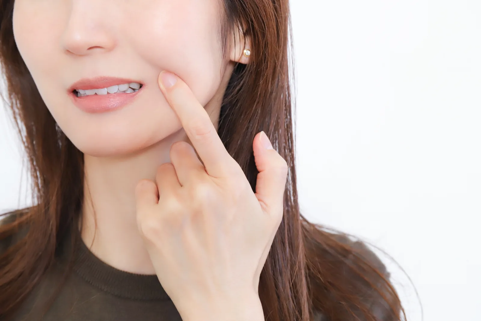 歯茎の状態が気になる女性（イメージ）