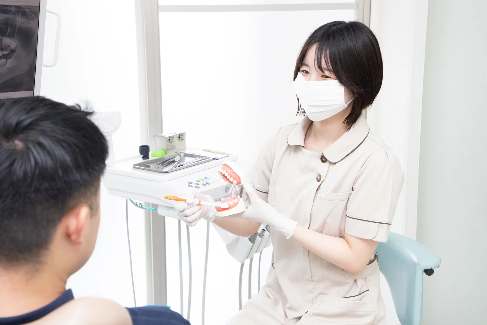 歯科衛生士による予防ケアの説明